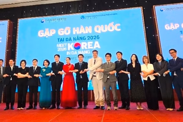 Các đại biểu tham dự Hội nghị "Gặp gỡ Hàn Quốc tại Đà Nẵng năm 2026" chụp ảnh kỷ niệm. (Ảnh: Hiệp hội Doanh nhân và Đầu tư Việt Nam-Hàn Quốc cung cấp)