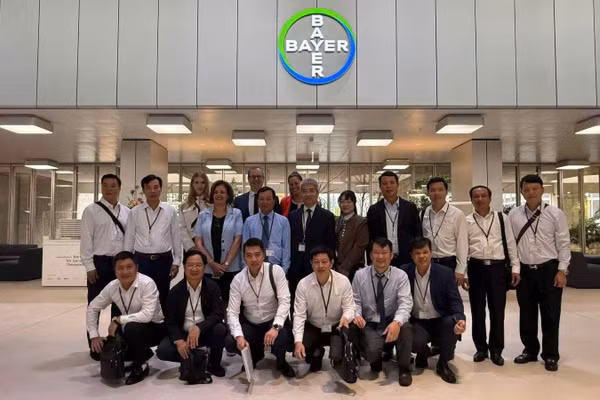 Đoàn công tác tỉnh Phú Thọ thăm, làm việc Bayer AG - Tập đoàn khoa học và công nghệ hàng đầu của Cộng hòa Liên bang Đức. (Ảnh: Đại sứ quán Việt Nam tại Cộng hòa Liên bang Đức cung cấp)