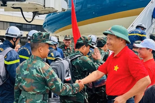 Đại sứ Vũ Trung Mỹ tiễn đoàn công tác cứu hộ, cứu nạn của Việt Nam lên đường về nước. (Ảnh: Đại sứ quán Việt Nam tại Venezuela cung cấp)