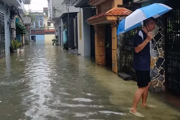 Mực nước các sông dâng cao, nhiều hộ dân sống ven sông đã ngập lụt (Ảnh: Đại Nghĩa)