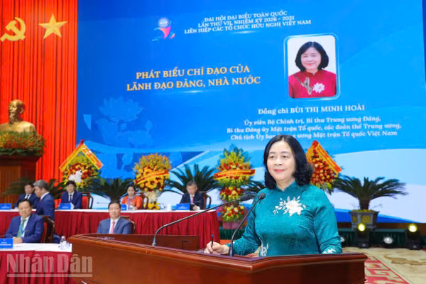 Đồng chí Bùi Thị Minh Hoài, Ủy viên Bộ Chính trị, Bí thư Trung ương Đảng, Bí thư Đảng ủy Mặt trận Tổ quốc, các đoàn thể Trung ương, Chủ tịch Ủy ban Trung ương Mặt trận Tổ quốc Việt Nam phát biểu chỉ đạo Đại hội. (Ảnh: Khánh Lan)