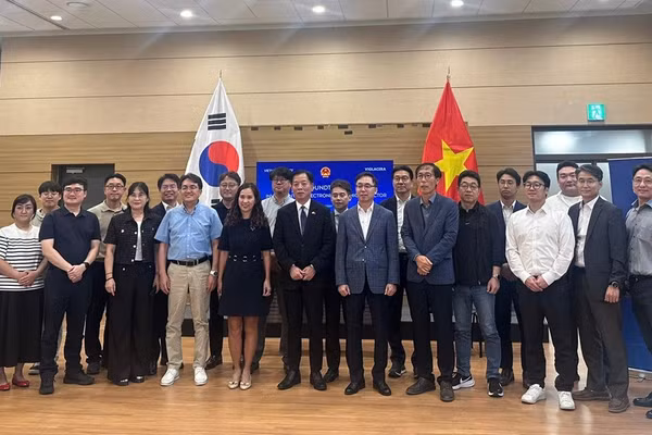 Các nhà đầu tư, doanh nghiệp vừa và nhỏ Hàn Quốc tham dự Tọa đàm “Thúc đẩy hợp tác đầu tư trong lĩnh vực chip bán dẫn, điện tử Việt Nam-Hàn Quốc” chụp ảnh kỷ niệm. (Ảnh: Đại sứ quán Việt Nam tại Hàn Quốc cung cấp)