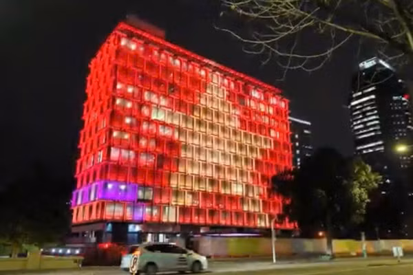 Lần đầu tiên cờ Việt Nam tỏa sáng trên Tòa thị chính Perth, mừng kỷ niệm 81 năm Quốc khánh nước Cộng hòa xã hội chủ nghĩa Việt Nam. (Ảnh: Tổng Lãnh sự quán Việt Nam tại Perth cung cấp)