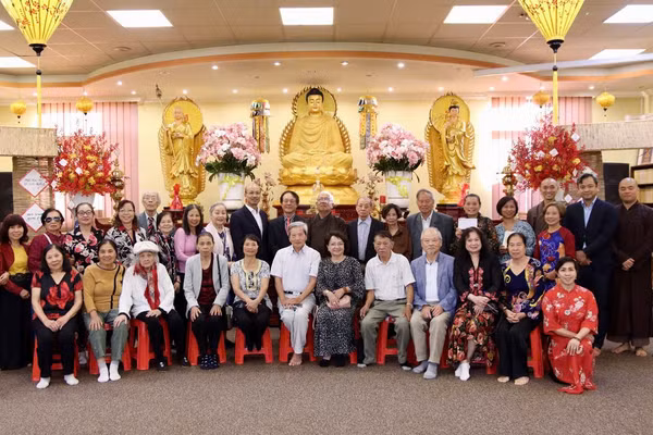 Các đại biểu tham dự buổi gặp mặt chụp ảnh kỷ niệm. (Ảnh: Đại sứ quán Việt Nam tại Hungary cung cấp)