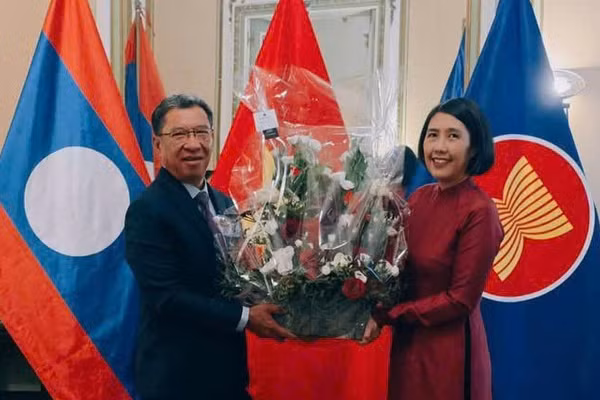 Đại sứ Lào Kingphokeo Phommahaxay chúc mừng Đại sứ Nguyễn Hương Trà và cán bộ Đại sứ quán Việt Nam nhân kỷ niệm 81 năm Ngày Quốc khánh. (Ảnh: Đại sứ quán Việt Nam tại Vương quốc Bỉ cung cấp)