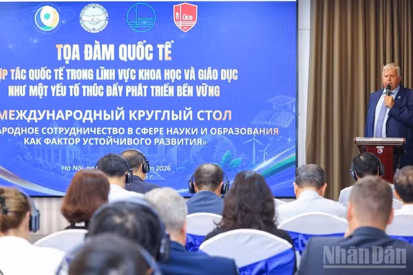 Ông Andrey Belyaninov, Tổng thư ký Hội đồng nhân dân thế giới, Thành viên Ủy ban UNESCO Liên bang Nga chia sẻ tại tọa đàm.