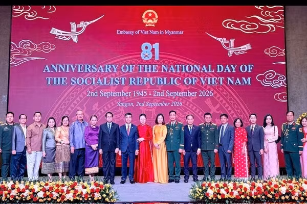 Các đại biểu tham dự Lễ kỷ niệm 81 năm Quốc khánh nước Cộng hòa xã hội chủ nghĩa Việt Nam chụp ảnh kỷ niệm. (Ảnh: Đại sứ quán Việt Nam tại Myanmar cung cấp)