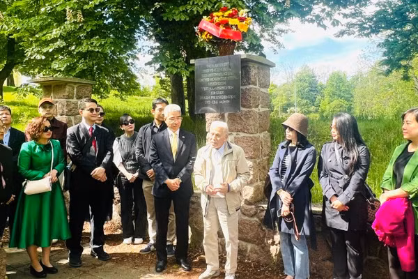Ông Lê Đức Dương, cựu học sinh trường Käthe-Kollwitz-Heim (áo sáng màu), đã tái hiện lại những ký ức khi vinh dự được đón Bác Hồ vào mùa hè năm 1957. (Ảnh do Đại sứ quán Việt Nam tại Đức cung cấp)