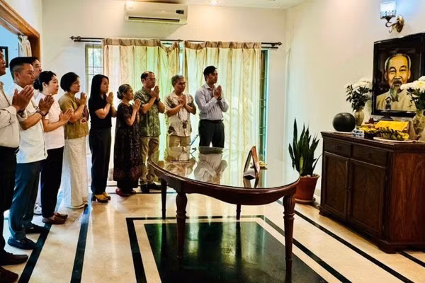 Toàn thể cán bộ, nhân viên Đại sứ quán thành kính dâng hương, bày tỏ lòng biết ơn vô hạn và tưởng nhớ sâu sắc công lao to lớn của Chủ tịch Hồ Chí Minh. (Ảnh do Đại sứ quán Việt Nam tại Pakistan cung cấp)