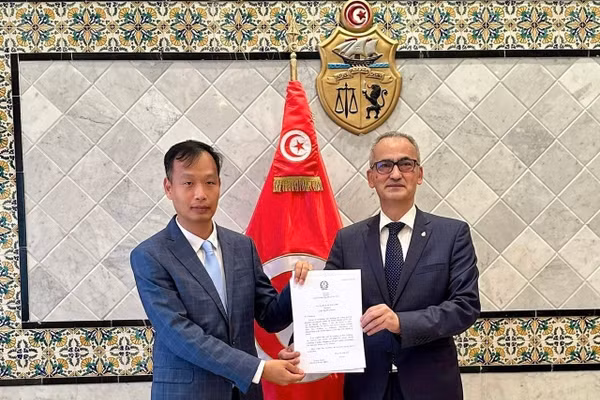 Đại sứ Nguyễn Nam Dương trình bản sao Thư Ủy nhiệm lên Quốc Vụ Khanh Bộ Ngoại giao Mohamed Ben Ayed. (Ảnh do Đại sứ quán Việt Nam tại Ả-rập Ai Cập cung cấp)