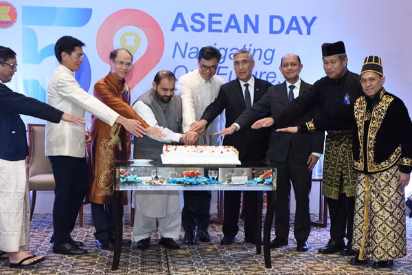 Các đại biểu tham gia cắt bánh kỷ niệm 59 năm thành lập ASEAN. (Ảnh: Đại sứ quán Việt Nam tại Pakistan)