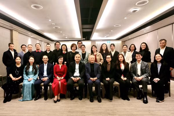 Đoàn công tác gặp gỡ cộng đồng người Việt tại Auckland. (Ảnh: Ủy ban Nhà nước về người Việt Nam ở nước ngoài cung cấp)