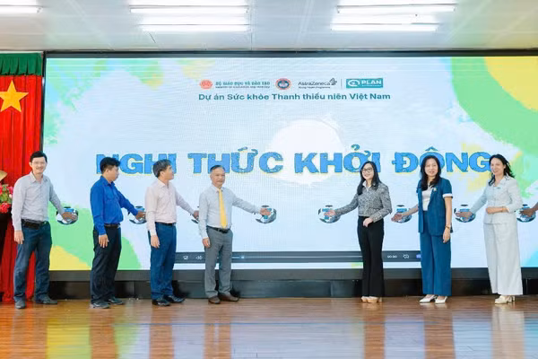 Các đại biểu bấm nút khởi động Chương trình Sức khỏe Thanh thiếu niên Việt Nam giai đoạn 2026-2029 tại Cần Thơ. (Ảnh: Plan International Việt Nam cung cấp)