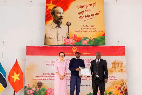 Đại sứ Trần Thị Thu Thìn và Tiến sĩ Helio Martins Mudender, Giám đốc Sở Giáo dục thành phố Maputo trao phần thưởng cho thí sinh đạt giải Nhất cuộc thi. (Ảnh do Đại sứ quán Việt Nam tại Mozambique cung cấp)