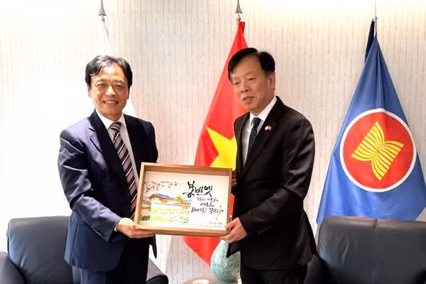 Lãnh đạo huyện Bonghwa tặng Đại sứ quán Kỷ niệm chương về Dự án K-Vietnam Valley. (Ảnh: Đại sứ quán Việt Nam tại Hàn Quốc cung cấp)