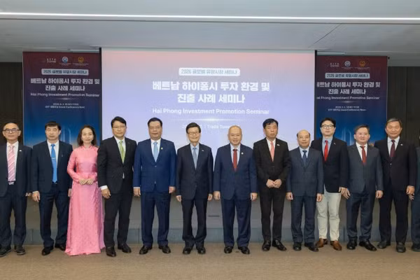 Các đại biểu tham dự Hội nghị Xúc tiến đầu tư Hải Phòng-Hàn Quốc năm 2026 chụp ảnh kỷ niệm.