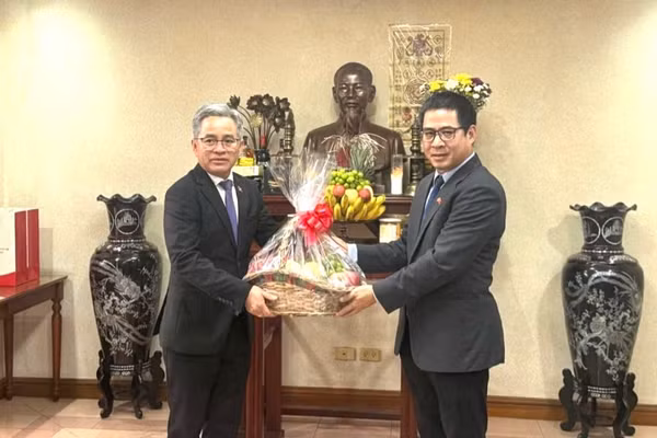 Đại sứ Thipphasone Sengsouriya dẫn đầu Đoàn Đại sứ quán Lào tại Philippines đến thăm, chúc mừng Đại sứ quán Việt Nam nhân kỷ niệm Ngày Quốc khánh. (Ảnh: Đại sứ quán Việt Nam tại Philippines cung cấp)