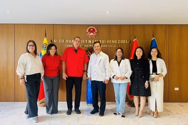 Đoàn các lãnh đạo Đảng Xã hội chủ nghĩa Thống nhất Venezuela chụp ảnh kỷ niệm với Đại sứ Vũ Trung Mỹ và cán bộ Đại sứ quán. (Ảnh: Đại sứ quán Việt Nam tại Venezuela cung cấp)