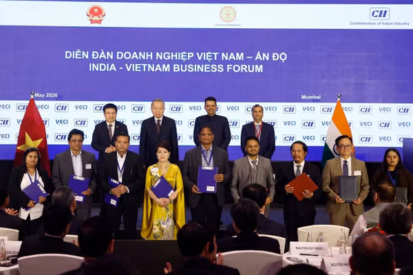 Tổng Bí thư, Chủ tịch nước Tô Lâm và Thủ hiến bang Maharashtra Devendra Fadnavis chứng kiến lễ trao các thỏa thuận hợp tác giữa hai nước. (Ảnh: Thống Nhất – TTXVN)