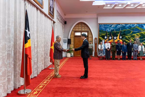 Đại sứ Phạm Bình Đàm trình Quốc thư lên Tổng thống Timor-Leste José Ramos-Horta. (Ảnh: Đại sứ quán Việt Nam tại Timor-Leste)