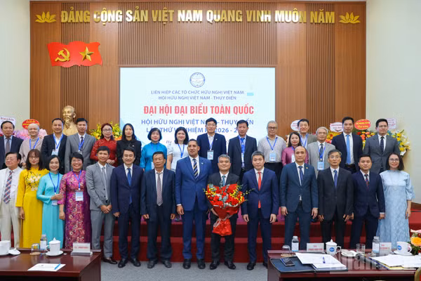 Ban Chấp hành Hội Hữu nghị Việt Nam-Thụy Điển khóa VI nhiệm kỳ 2026-2031 ra mắt Đại hội. (Ảnh: KHÁNH LAN)