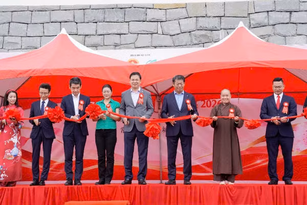 Các đại biểu cắt băng khai mạc Festival Việt Nam Ibaraki 2026 lần thứ nhất. (Ảnh: Liên hiệp Hội người Việt Nam tại Nhật Bản cung cấp)