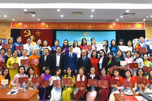 Ban tổ chức trao Giấy chứng nhận tốt nghiệp khóa tập huấn cho các học viên. (Ảnh: Ủy ban Nhà nước về người Việt Nam ở nước ngoài cung cấp)
