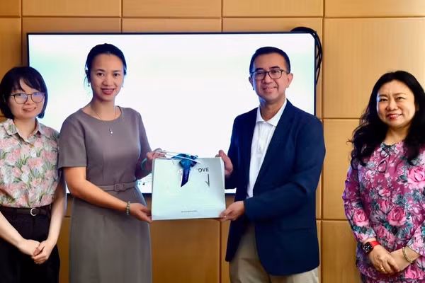 Tiến sĩ Hazri Kifle, Phó Hiệu trưởng điều hành Đại học Quốc gia Brunei Darussalam trao quà tặng Đại sứ Đỗ Thùy Dương. (Ảnh: Đại sứ quán Việt Nam tại Brunei cung cấp)