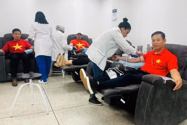 Cán bộ và nhân viên Đại sứ quán Việt Nam tham gia hiến máu nhân đạo. (Ảnh: Đại sứ quán Việt Nam tại Venezuela cung cấp)