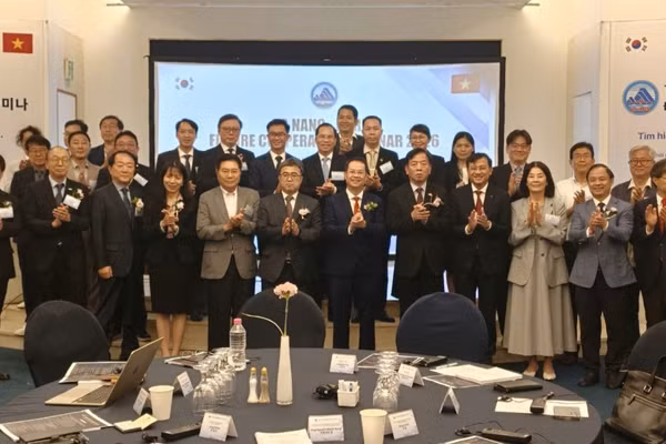 Các đại biểu tham dự sự kiện chụp ảnh kỷ niệm. (Ảnh: Đại sứ quán Việt Nam tại Hàn Quốc cung cấp)