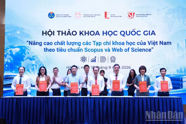 Lễ ký kết biên bản hợp tác giai đoạn 2026-2030 giữa 20 đơn vị thành viên, nhằm phối hợp, chia sẻ kinh nghiệm phát triển các tạp chí khoa học gia nhập danh mục Scopus và Web of Science. (Ảnh: Khánh Lan)