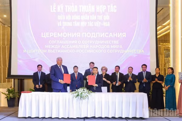 Lễ ký thỏa thuận hợp tác giữa Hội đồng nhân dân thế giới với Trung tâm Hợp tác Việt-Nga. (Ảnh: Đinh Hòa)