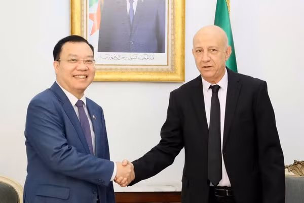 Đại sứ Vũ Duy Long chào xã giao Tổng Bí thư Đảng Mặt trận Giải phóng Dân tộc Algeria (FLN) Abdelkrim Benmbarek. (Ảnh: Đại sứ quán Việt Nam tại Algeria cung cấp)