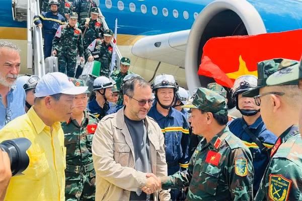 Bộ trưởng Ngoại giao Yvan Gil Pinto đón Thiếu tướng Phạm Văn Tỵ và Đoàn công tác Việt Nam tại sân bay. (Ảnh: Đại sứ quán Việt Nam tại Venezuela cung cấp).