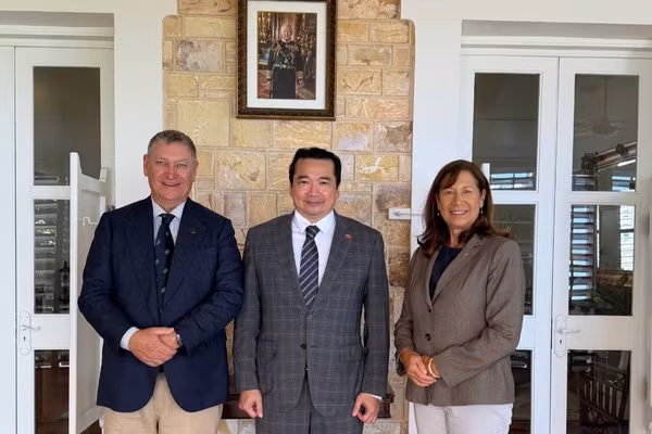 Tổng Lãnh sự Phạm Hải Anh chụp ảnh kỷ niệm cùng Thống đốc Lãnh thổ Bắc Australia David Connolly và Phu nhân. (Ảnh: Tổng Lãnh sự quán Việt Nam tại Perth cung cấp)