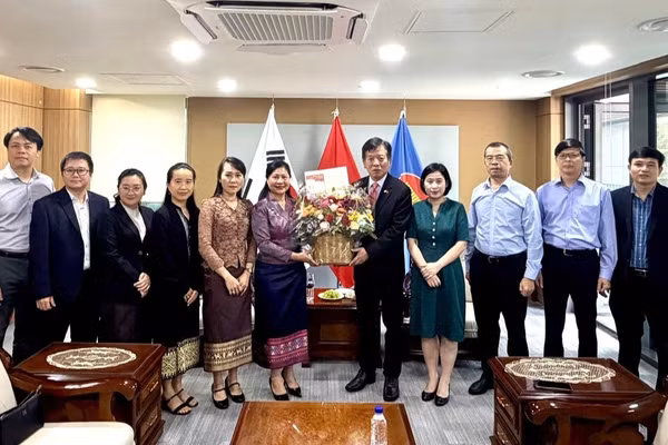 Cán bộ Đại sứ quán Lào tại Hàn Quốc đến thăm, tặng hoa và chúc mừng Đại sứ quán Việt Nam tại Hàn Quốc nhân kỷ niệm 81 năm Quốc khánh Việt Nam. (Ảnh: Đại sứ quán Việt Nam tại Hàn Quốc cung cấp)