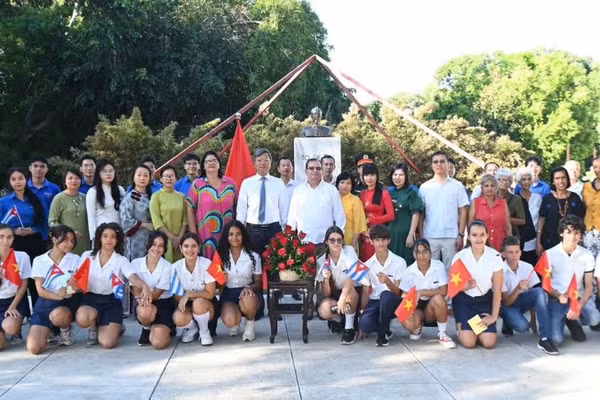 Cán bộ Đại sứ quán và đại diện lãnh đạo Viện Cuba Hữu nghị với các dân tộc cùng đông đảo các bạn trẻ hai nước Việt Nam-Cuba tham dự lễ dâng hoa tại Công viên Hồ Chí Minh. (Ảnh do Đại sứ Việt Nam tại Cuba cung cấp)