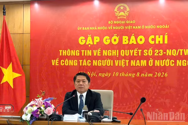 Phó Chủ nhiệm Ủy ban Nhà nước về người Việt Nam ở nước ngoài Ngô Trịnh Hà chủ trì buổi gặp mặt báo chí. 