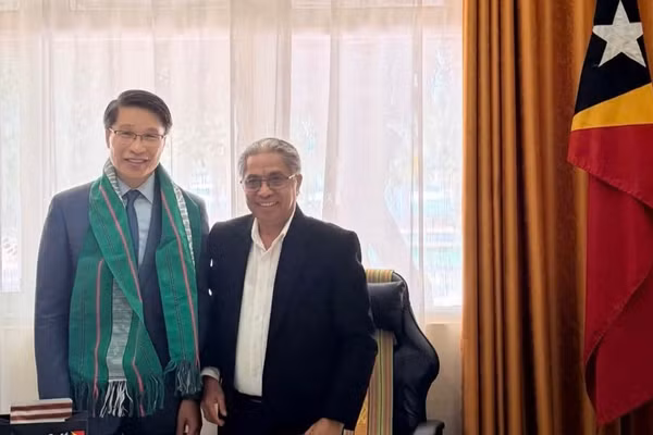 Đại sứ Phạm Bình Đàm và Bộ trưởng Nông nghiệp, Chăn nuôi, Thủy sản và Lâm nghiệp Timor-Leste Marcos da Cruz. (Ảnh: Đại sứ Việt Nam tại Timor-Leste cung cấp)
