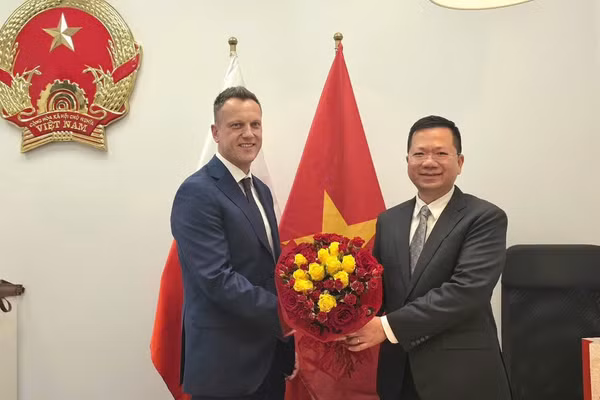 Đại sứ Hà Hoàng Hải chúc mừng ông Filip Marcinkiewicz - tân Lãnh sự danh dự Việt Nam tại thành phố Krakow. (Ảnh: Đại sứ quán Việt Nam tại Ba Lan)