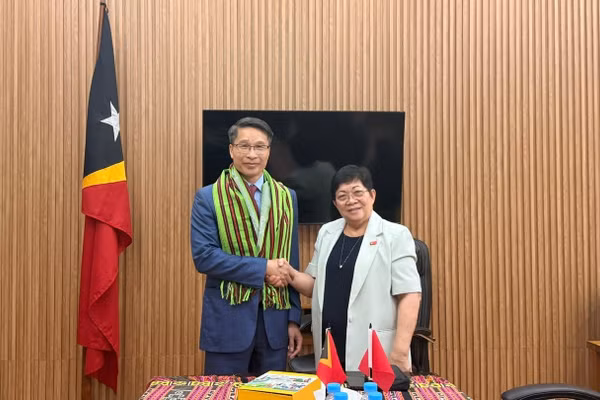 Đại sứ Phạm Bình Đàm chào xã giao Chủ tịch Quốc hội Timor-Leste Maria Fernanda Lay. (Ảnh: Đại sứ quán Việt Nam tại Timor-Leste cung cấp)