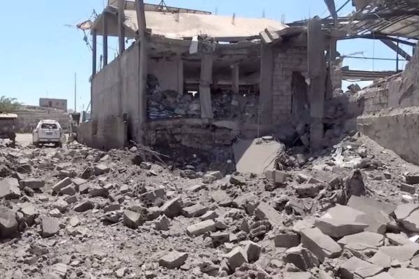 Thiệt hại sau một cuộc không kích của các lực lượng Saudi Arabia xuống tỉnh Taiz, Yemen. (Ảnh: THX/TTXVN) 