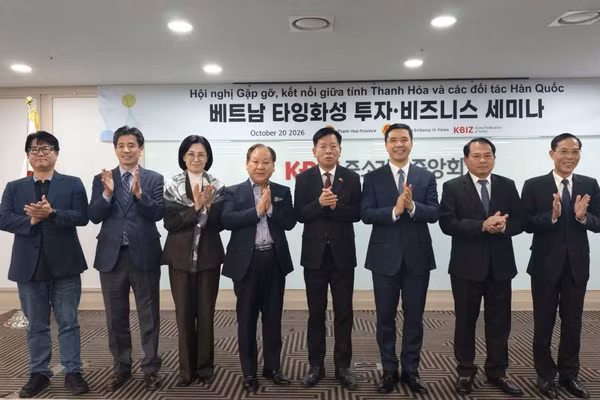 Các đại biểu tham dự sự kiện chụp ảnh kỷ niệm. (Ảnh: Đại sứ quán Việt Nam tại Hàn Quốc cung cấp)