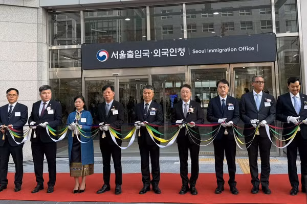Các đại biểu cắt băng khai trương trụ sở mới của Cơ quan Quản lý xuất nhập cảnh và người nước ngoài Seoul. (Ảnh: Đại sứ quán Việt Nam tại Hàn Quốc cung cấp)