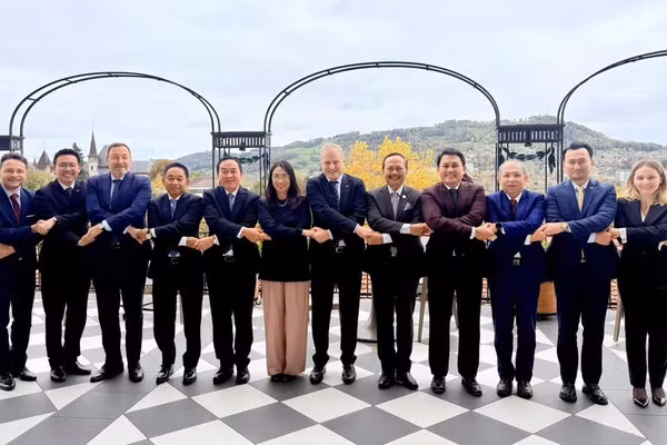 Chủ tịch Hạ viện Thụy Sĩ Pierre-André Page và Đại sứ, Đại biện các nước ASEAN chụp ảnh kỷ niệm. (Ảnh: Đại sứ quán Việt Nam tại Thụy Sĩ cung cấp)