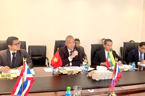 Đại sứ Việt Nam tại Kuwait Nguyễn Đức Thắng phát biểu tại cuộc họp. (Ảnh: Đại sứ quán Việt Nam tại Kuwait cung cấp)
