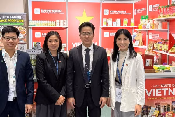 Đại sứ Nguyễn Thanh Diệp (thứ 2 từ phải sang) và cán bộ Đại sứ quán tại gian hàng giới thiệu sản phẩm của Việt Nam. (Ảnh: Đại sứ quán Việt Nam tại UAE cung cấp)