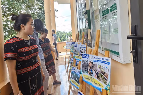 Phụ nữ xã Lìa tích cực tham gia vào các hoạt động truyền thông nhằm nâng cao nhận thức. (Ảnh: KHÁNH LAN)