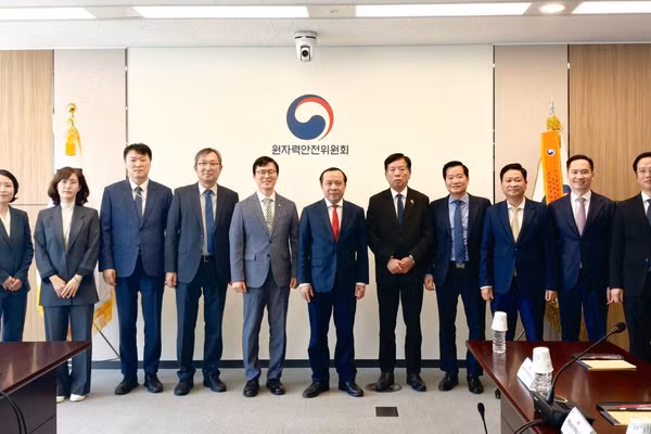 Đoàn công tác làm việc và chụp ảnh kỷ niệm với lãnh đạo cơ quan sở hữu trí tuệ Hàn Quốc. (Ảnh: Đại sứ quán Việt Nam tại Hàn Quốc cung cấp)