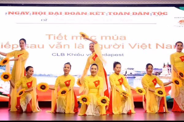 Tiết mục văn nghệ do chị em Hội Phụ nữ Việt Nam tại Hungary biểu diễn tại chương trình. (Ảnh: Đại sứ quán Việt Nam tại Hungary cung cấp)